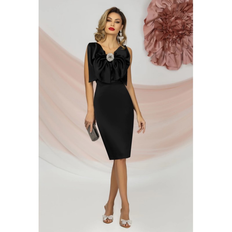 Rochie eleganta midi neagra cu funda maxi si accesoriu cu strassuri