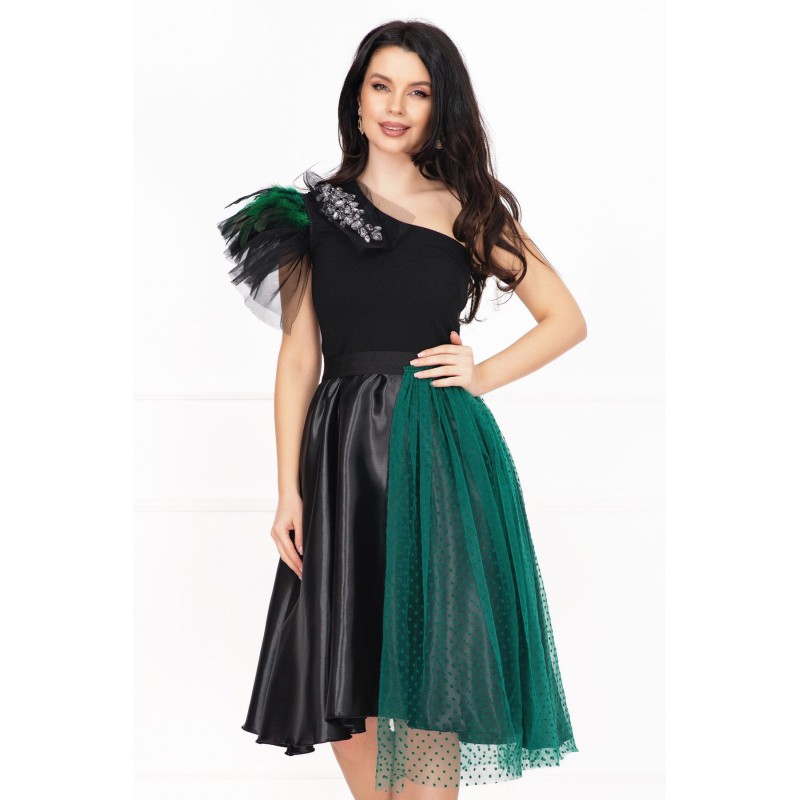 Rochie neagra cu mini trena din tulle accesorizata cu strassuri si pene