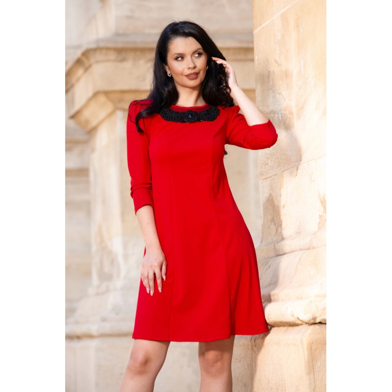 Rochie de ocazie rosie evazata cu colier din margele negre