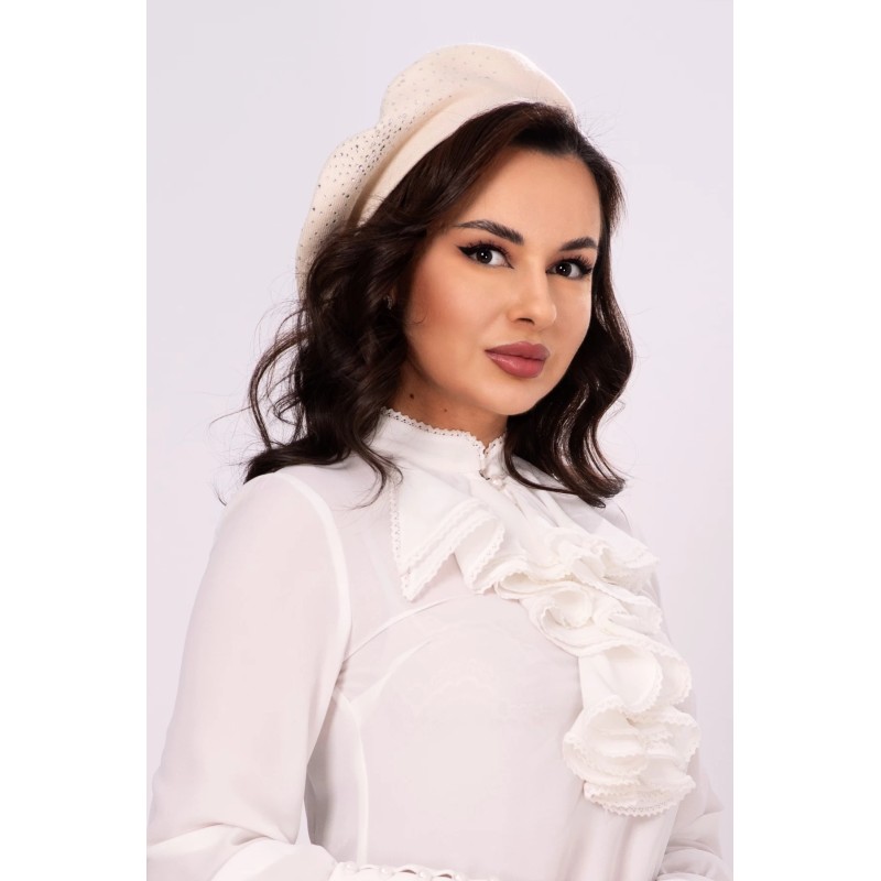 Bereta Paris ecru din tricot cu pietre decorative