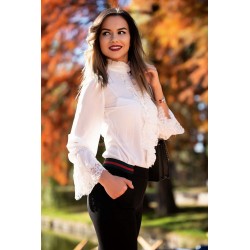 Bluza alba din voal accesorizata cu volanase si dantela