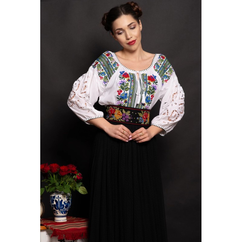 Brau traditional Stefania cu trandafiri brodati