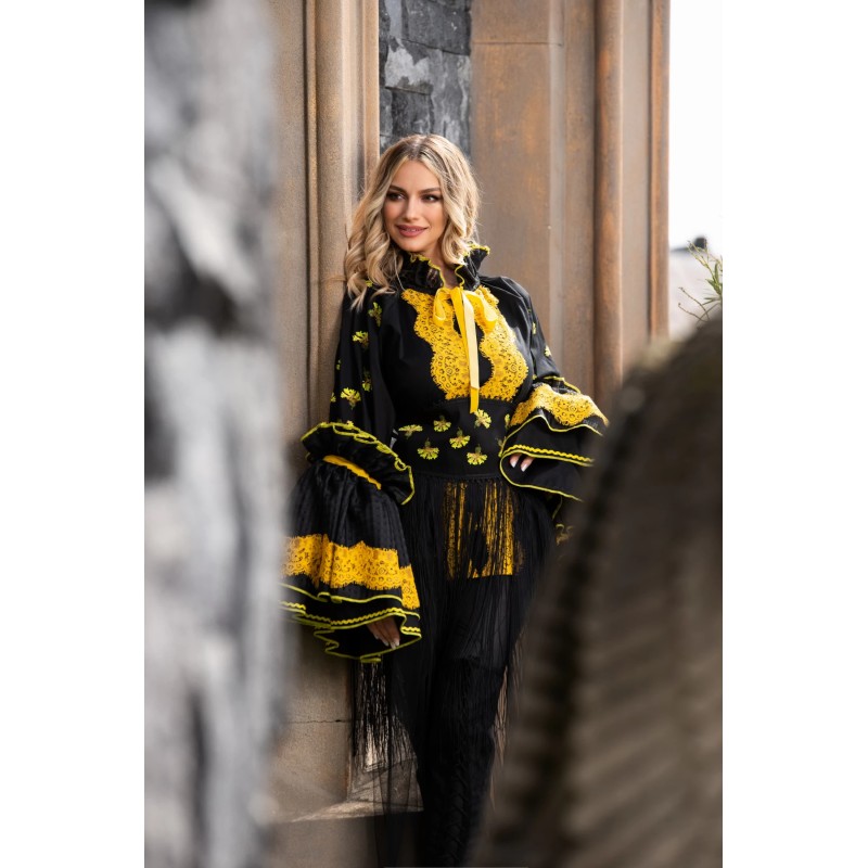 Brau etno brodat cu motivul florii de craita galbena si franjuri