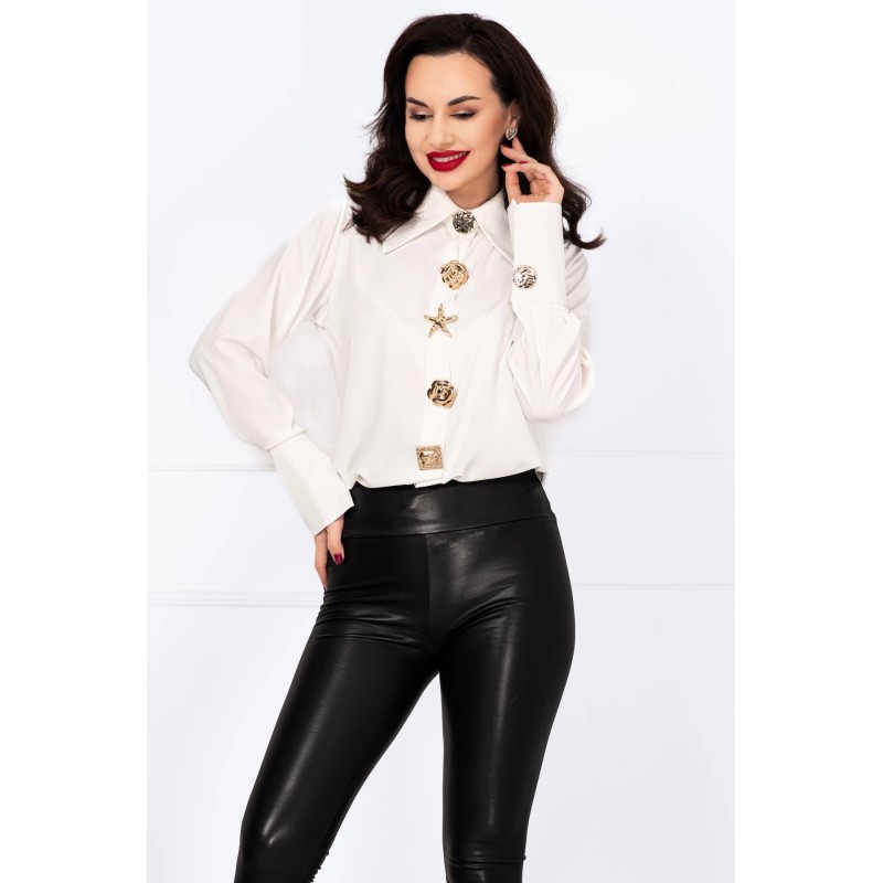 Camasa alba din voal cu brose aurii decorative