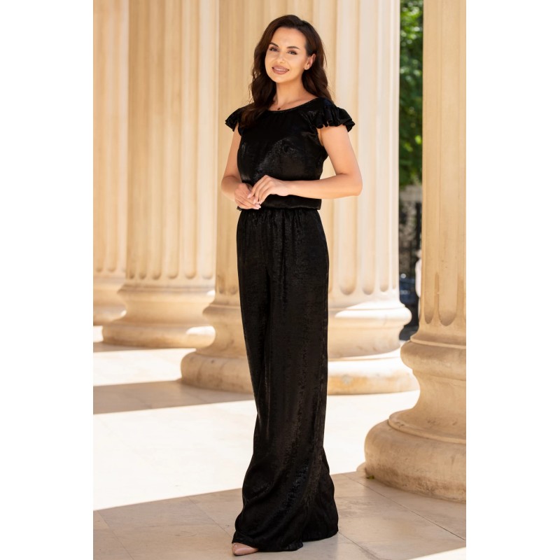 Compleu negru cu pantaloni evazati si bluza cu volane
