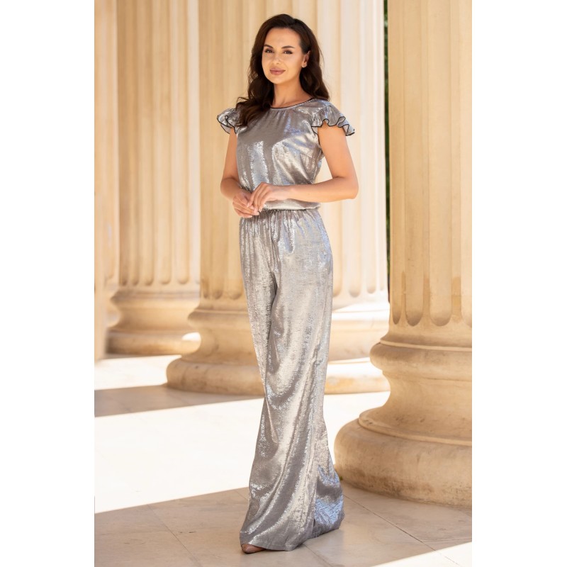 Compleu argintiu cu pantaloni evazati si bluza cu volan