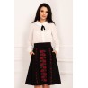 Fusta eleganta dama accesorizata cu broderie rosie