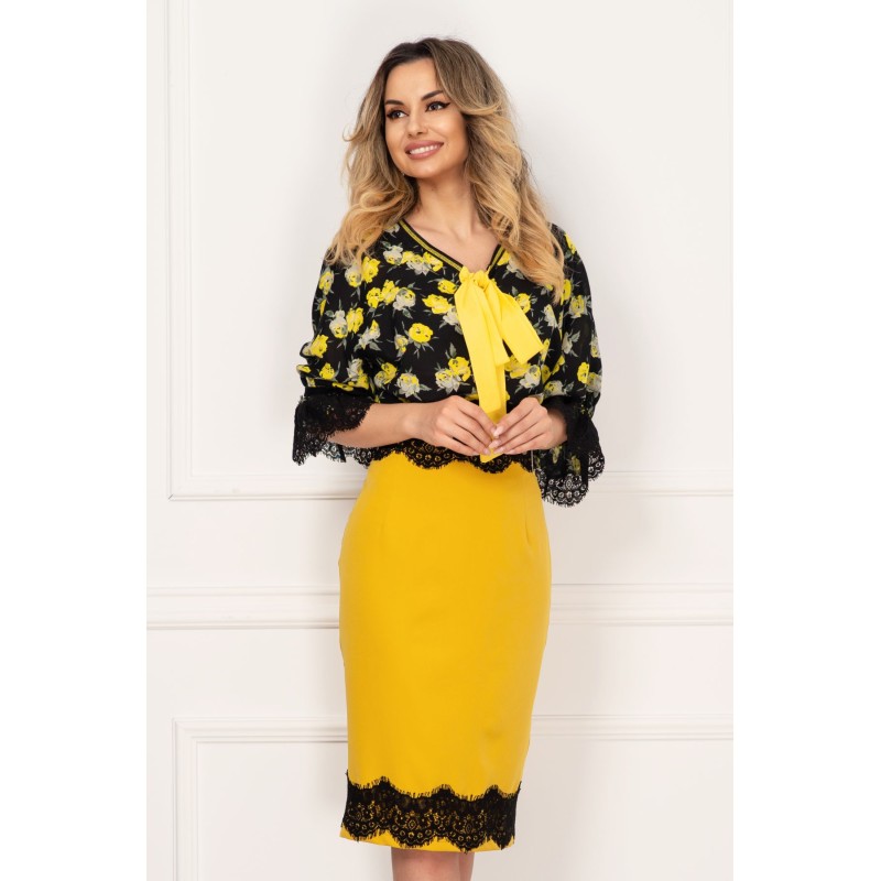 Fusta conica mustar cu aplicatii din dantela si talie inalta