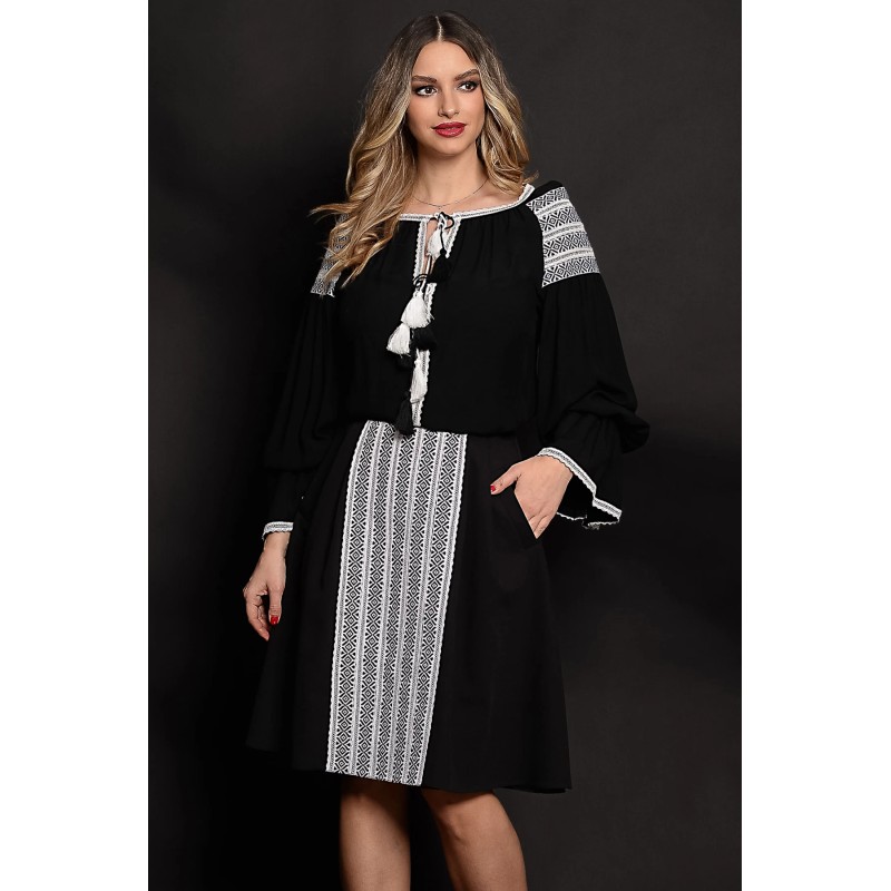 Fusta in clos din stofa cu broderie alba traditionala