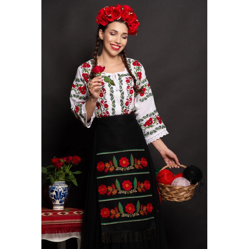 Fota traditionala Mioara cu flori brodate