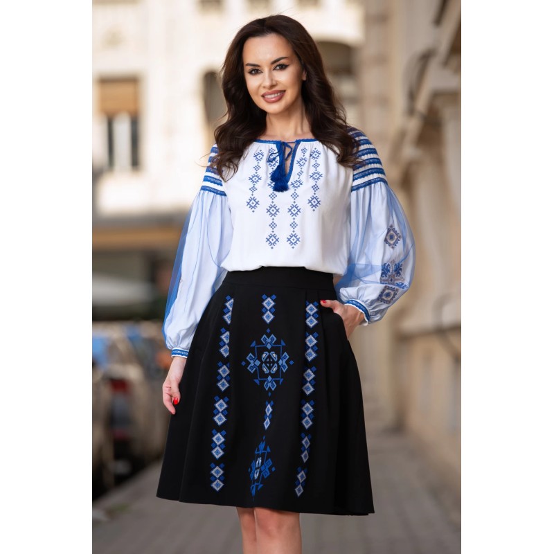 Fusta traditionala neagra in clos brodata cu simbolul rombului
