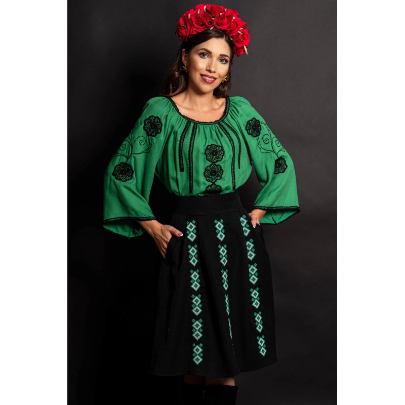 Fusta traditionala neagra in clos cu broderie verde si motivul rombului
