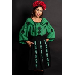 Fusta traditionala neagra in clos cu broderie verde si motivul rombului