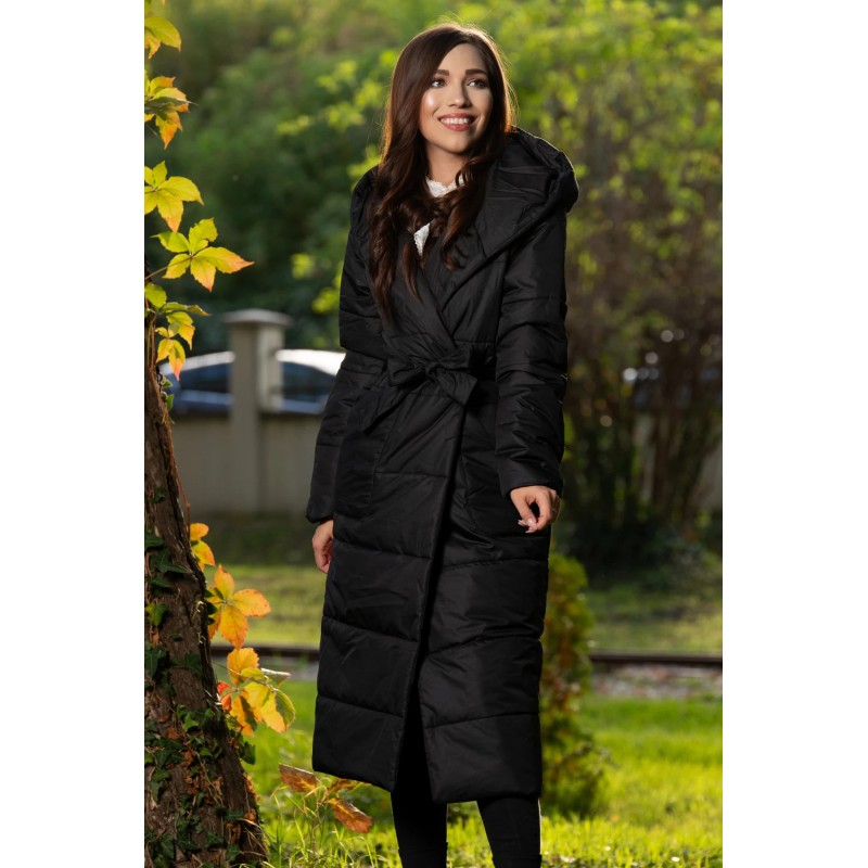 Geaca din fas lunga matlasata neagra cu gluga si cordon in talie