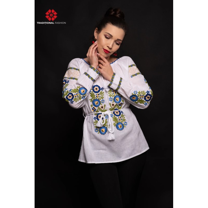 Bluza tip ie Elisabeta cu flori albastre brodate