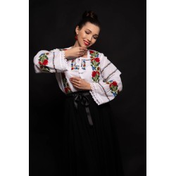 Ie bucovineana Ancuta cu flori multicolore brodate