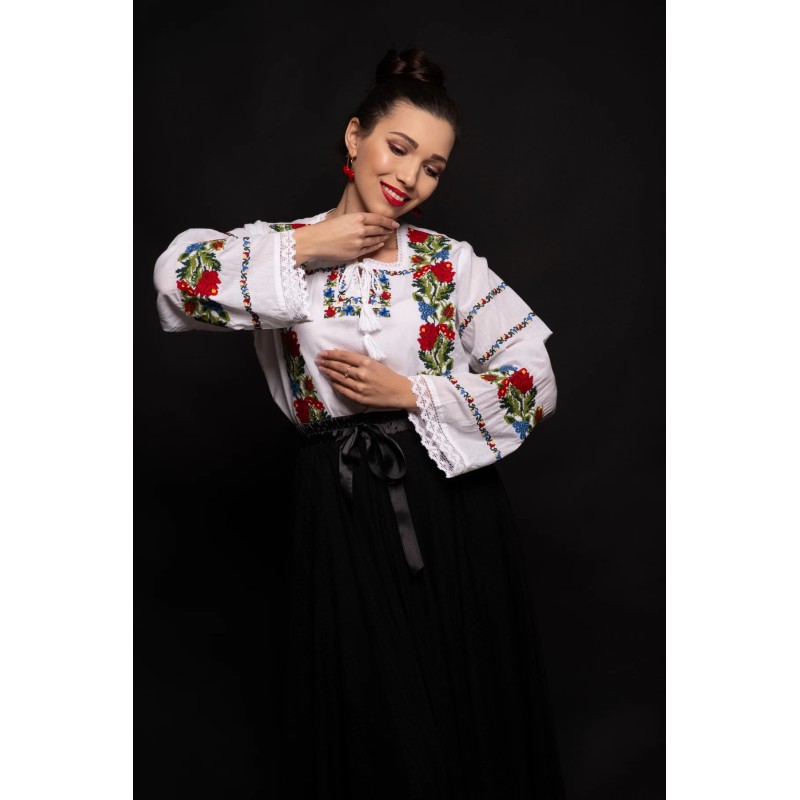 Ie bucovineana Ancuta cu flori multicolore brodate