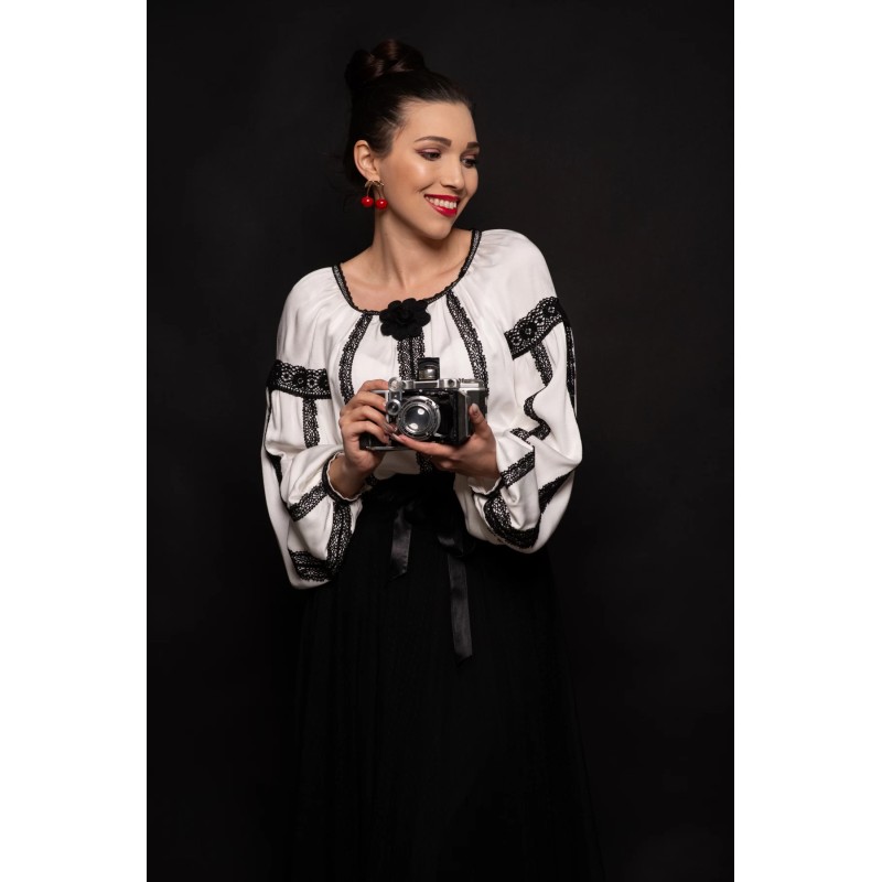 Ie stilizata alba cu broderie neagra aplicata si floare 3D