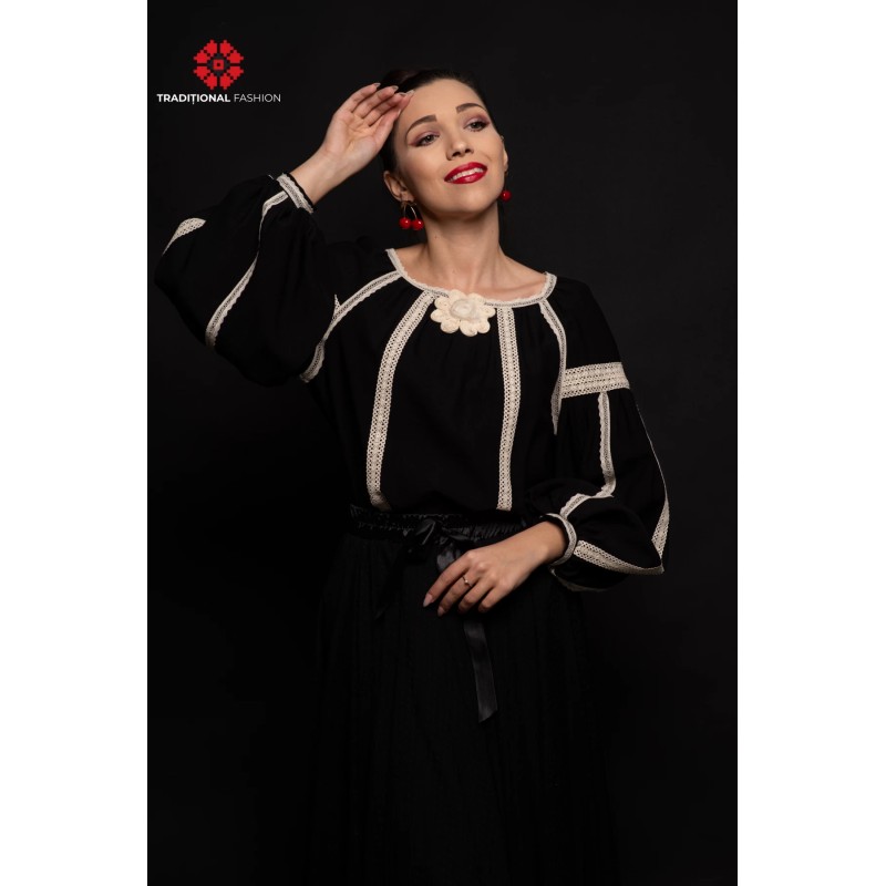 Ie stilizata neagra cu broderie bej aplicata si floare 3D