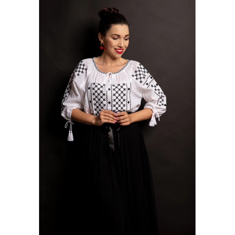 Ie traditionala romaneasca cu broderie alb-negru