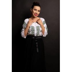 Ie traditionala romaneasca cu broderie verde in simbolul crucii