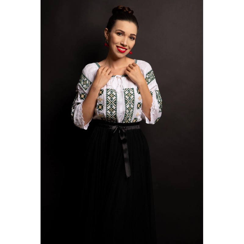 Ie traditionala romaneasca cu broderie verde in simbolul crucii