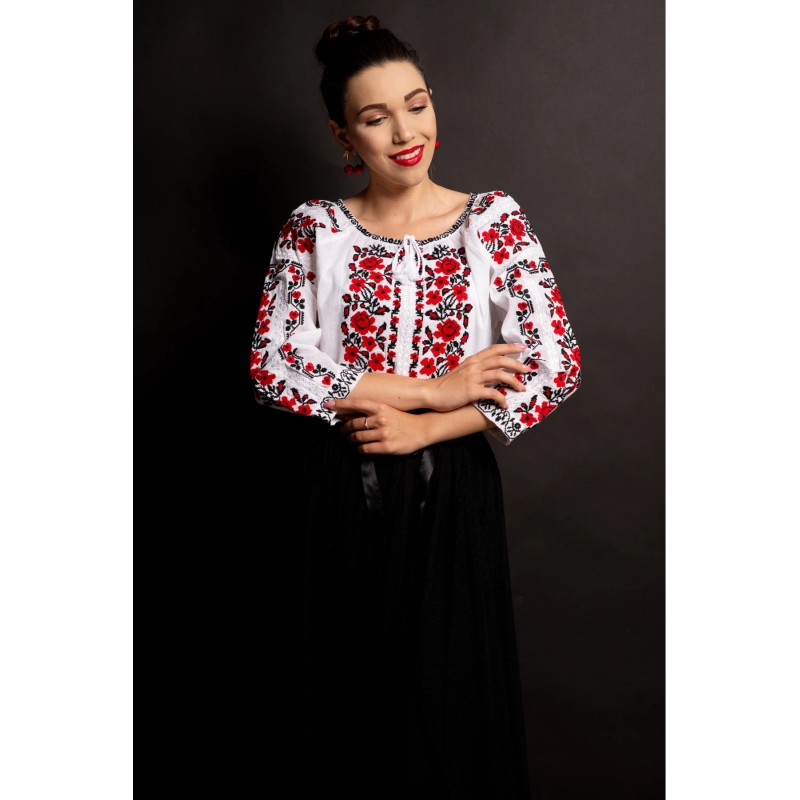 Ie traditionala dama alba cu trandafiri brodati