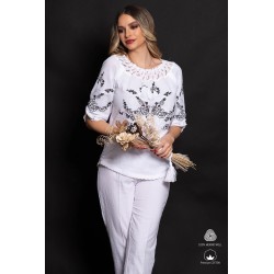 Ie traditionala alba din bumbac cu fluturi brodati si model floral negru