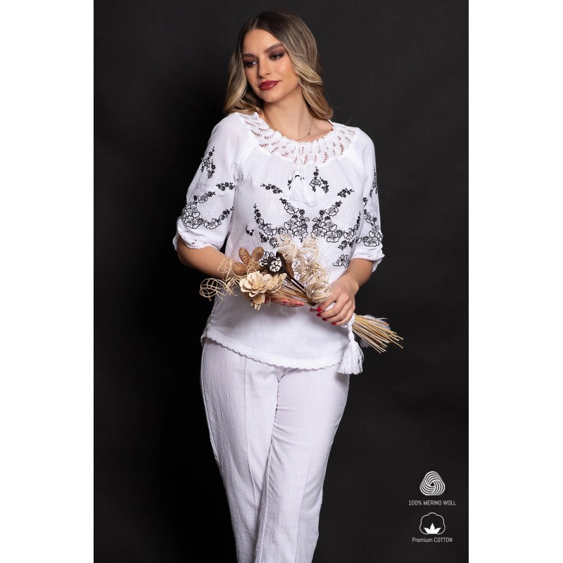 Ie traditionala alba din bumbac cu fluturi brodati si model floral negru
