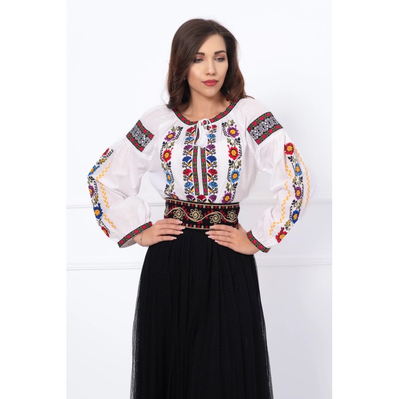 Ie brodata cu motive traditionale florale multicolore