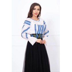 Ie traditionala alba din bumbac cu broderie albastra cu motive geometrice