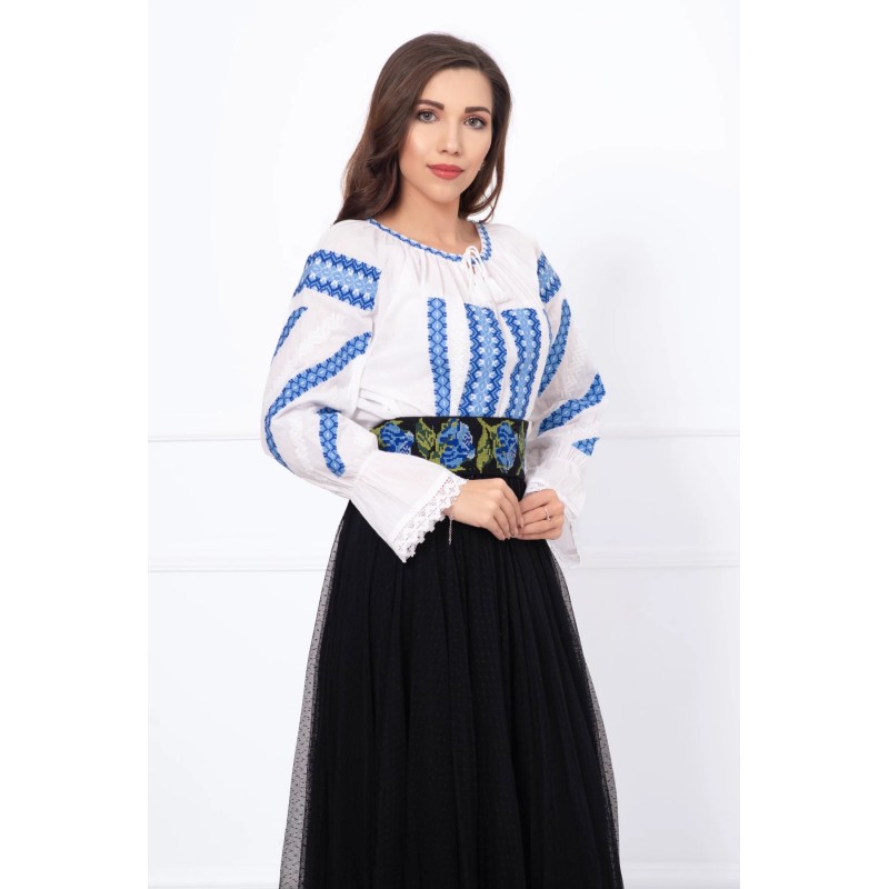 Ie traditionala alba din bumbac cu broderie albastra cu motive geometrice