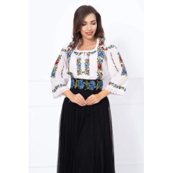 Ie dama brodata cu motive florale traditionale multicolore