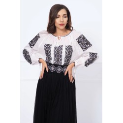 Ie traditionala alba din bumbac cu broderie geometrica si simbolul crucii