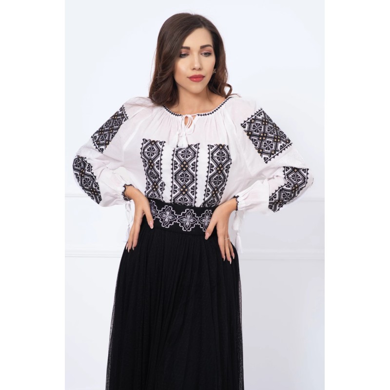 Ie traditionala alba din bumbac cu broderie geometrica si simbolul crucii