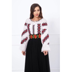 Ie traditionala brodata cu model foloral inspirat din portul national