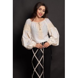 Ie traditionala alba cu benzi crem brodate si perle sidefate