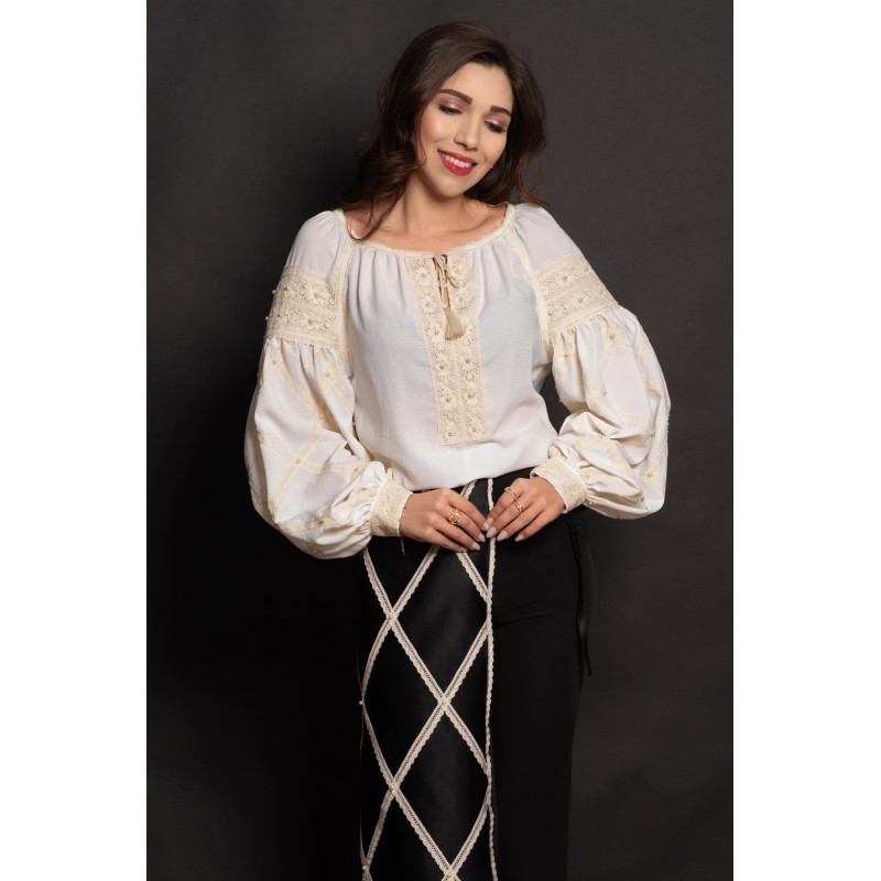 Ie traditionala alba cu benzi crem brodate si perle sidefate