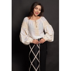 Ie traditionala alba cu benzi crem brodate si perle sidefate