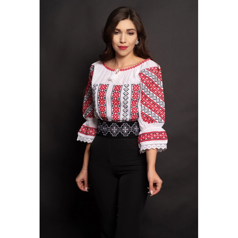 Ie traditionala dama Greta cu broderie bogata rosie geometrica