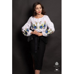 Ie traditionala din bumbac alb cu trandafiri albastri brodati pe maneci si bust