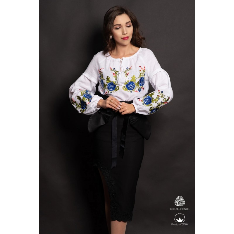 Ie traditionala din bumbac alb cu trandafiri albastri brodati pe maneci si bust