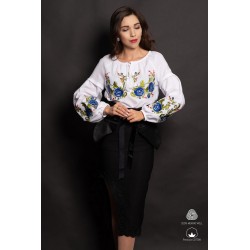 Ie traditionala din bumbac alb cu trandafiri albastri brodati pe maneci si bust