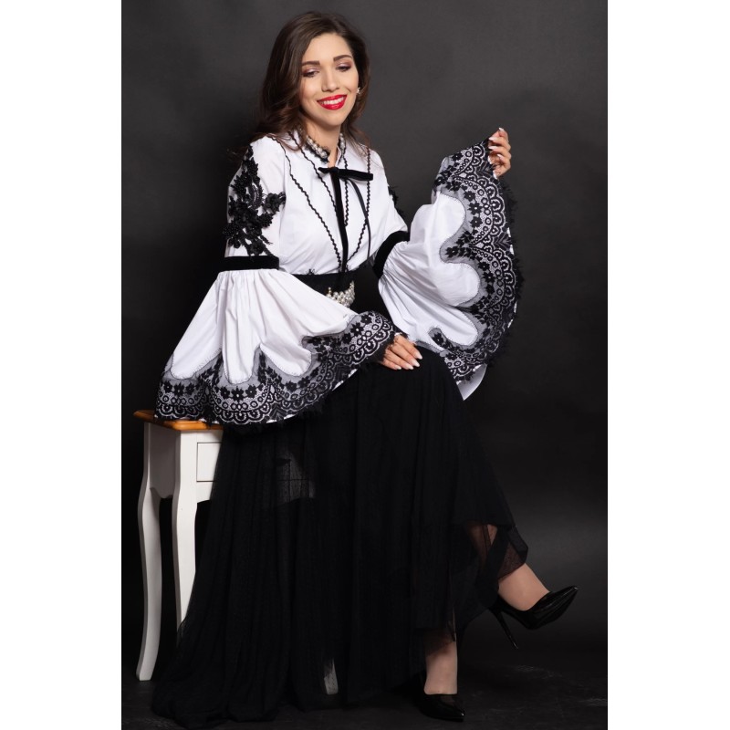 Camasa eleganta de inspiratie traditionala Elizabeth cu maneci tip clopot si broderie neagra