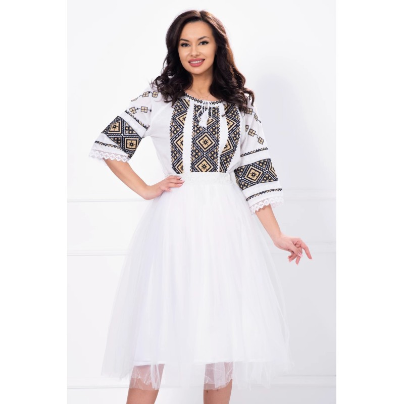 Ie dama traditionala din bumbac brodata cu simbolui rombului