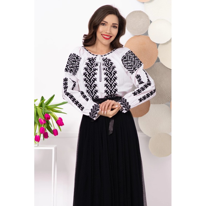 Ie dama traditionala Agata brodata cu motive geometrice