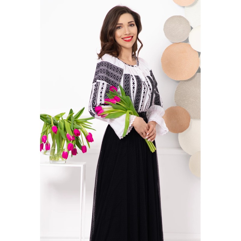 Ie dama traditionala Doinita cu broderie neagra si maneca clopot