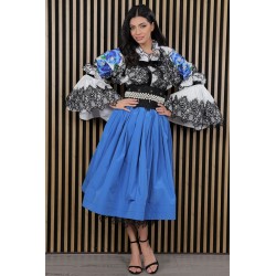 Ie traditionala Albastru de Vis cu volane ample si dantela pretioasa