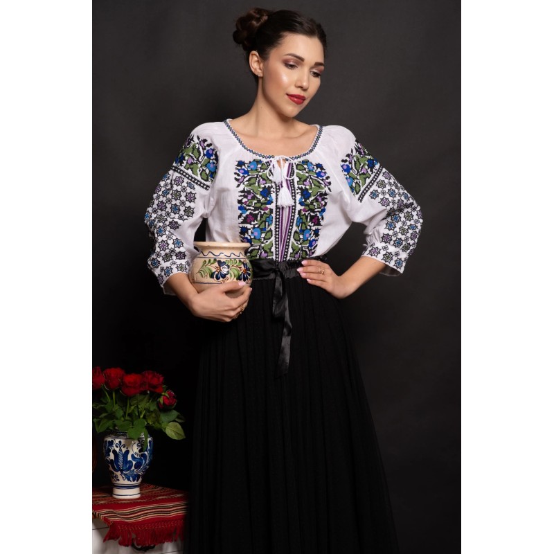 Ie dama traditionala Poesis cu albastrele brodate