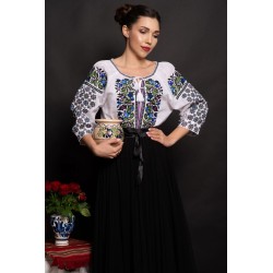 Ie dama traditionala Poesis cu albastrele brodate